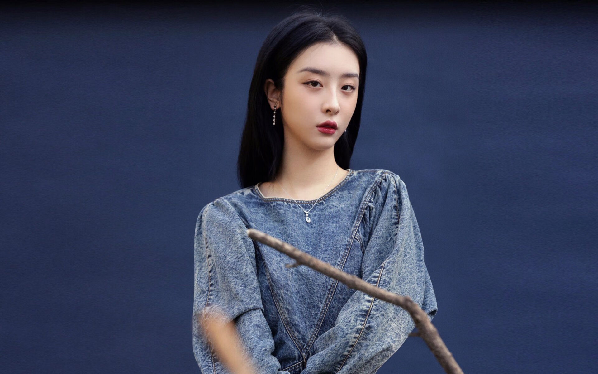 女足比赛中,中国队员马某助攻得手,中国女足队员受伤