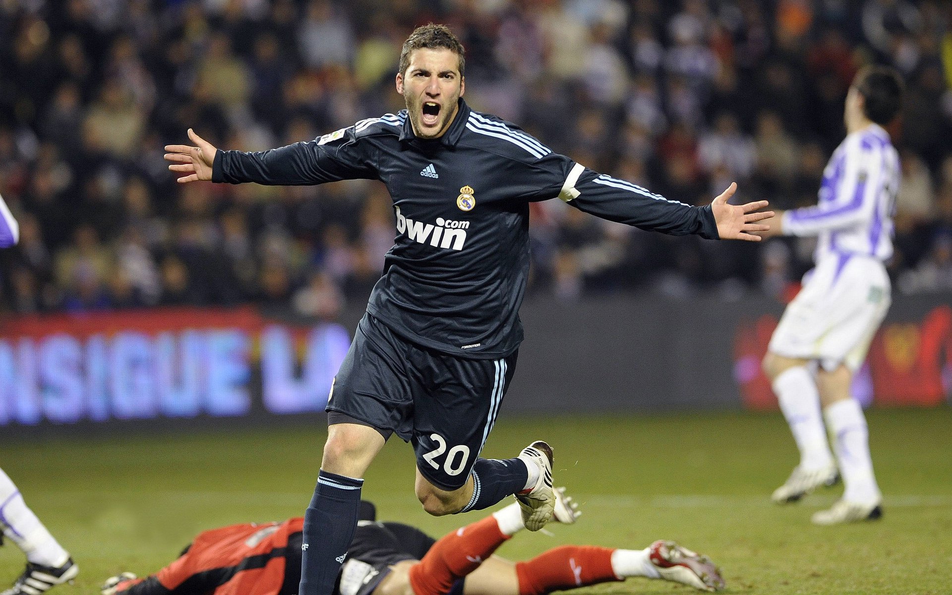 开云体育开云-欧冠“超级对决”：足球史上最激烈的宿命对决，欧洲冠军超级联赛和欧冠的区别